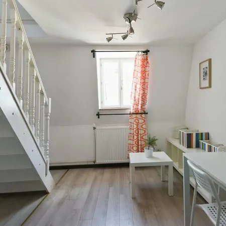 Cozy Flat Close To Stations And Old Lägenhet