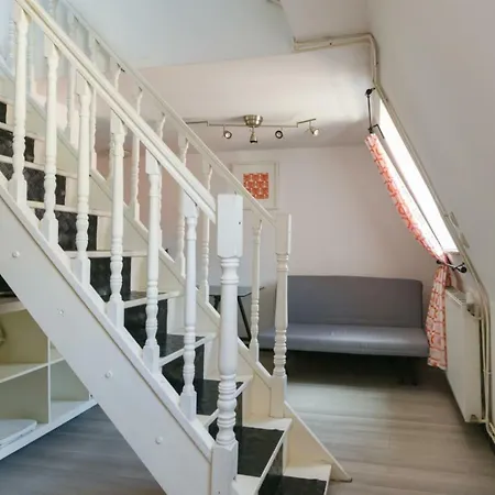 Cozy Flat Close To Stations And Old Lägenhet