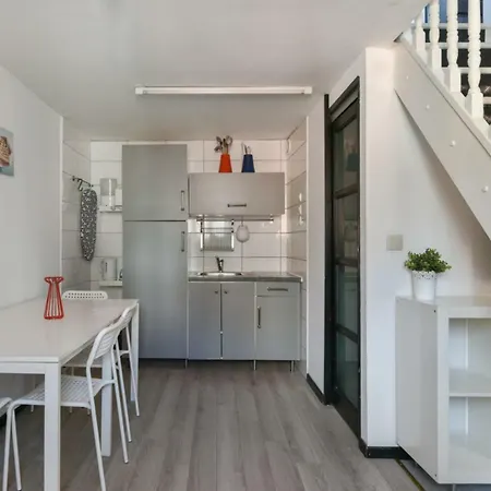 Cozy Flat Close To Stations And Old Lägenhet *
