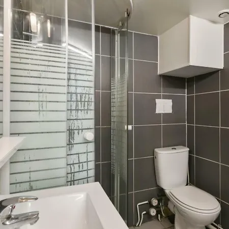 Cozy Flat Close To Stations And Old Lägenhet