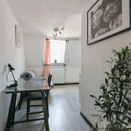 Cozy Flat Close To Stations And Old Lägenhet *